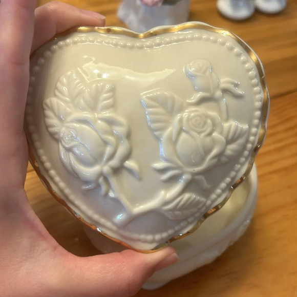 Porcelain heart shaped trinket box with gold tone trim and roses on top - Picture 7 of 9